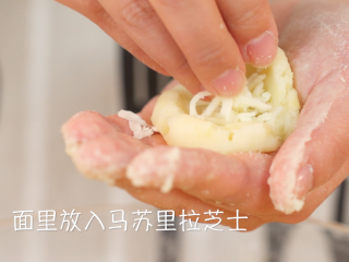 7、芝士土豆球,在土豆泥中加入马苏里拉芝士