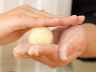 8、芝士土豆球,捏合后搓成球形