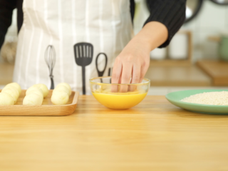 9、芝士土豆球,将鸡蛋搅打成蛋液,用土豆球蘸上蛋液