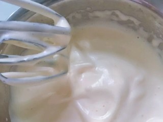 4、甜甜圈蒸糕,4.再用打蛋器高速打发，打到提起画纹路5秒不消失。