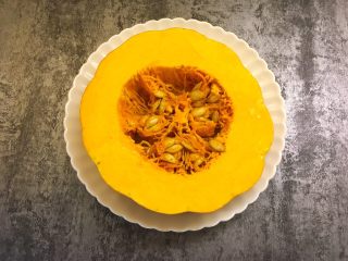 2、蔓越莓南瓜发糕,南瓜洗净去皮去籽切块