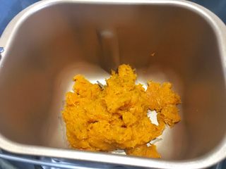 5、蔓越莓南瓜发糕,将南瓜泥倒入面包机内（没有面包机，直接将食材混合，用手揉成面团）