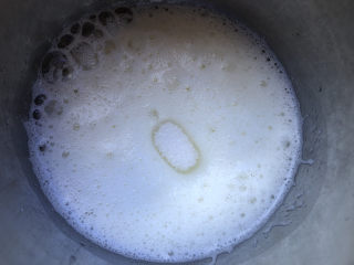 7、天使蛋糕卷,打发到大气泡时加三分之一糖。