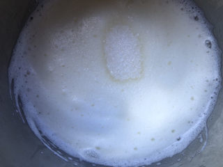 8、天使蛋糕卷,再次打发到小气泡时加三分之一糖。