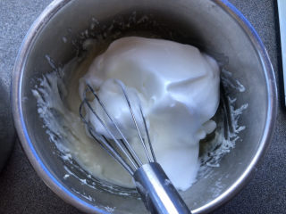 11、天使蛋糕卷,取一部分蛋清到面糊里。