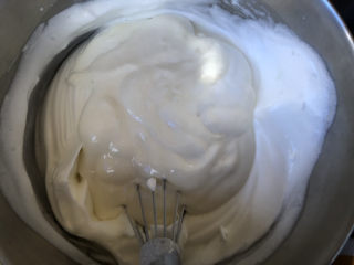 13、天使蛋糕卷,搅拌好后再倒回剩余的蛋清中。