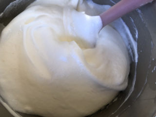 14、天使蛋糕卷,兜底快速地翻拌均匀。