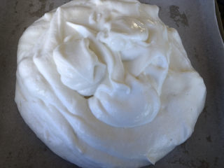 15、天使蛋糕卷,倒入烤盘里。