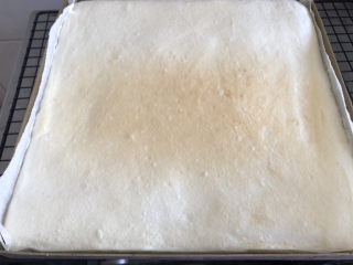 18、天使蛋糕卷,出炉后移到网架上。