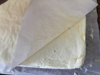 20、天使蛋糕卷,待稍凉后后揭去油纸，会带走一层表面，蛋糕会显得更白。