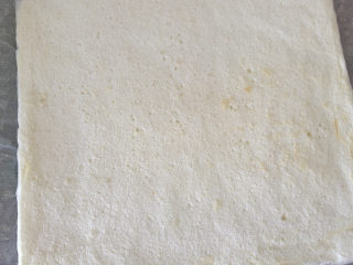 21、天使蛋糕卷,把底部的油纸也揭去。