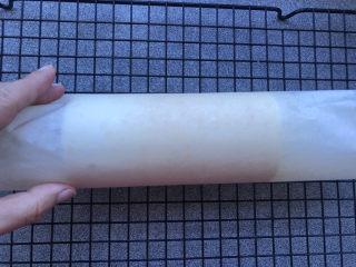 23、天使蛋糕卷,轻轻地卷起来。