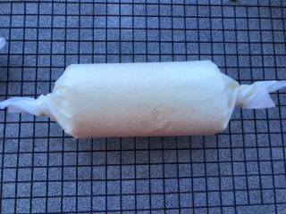 24、天使蛋糕卷,捏紧两端放入冰箱冷藏半小时定型。