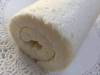 25、天使蛋糕卷,取出来撤去油纸，里面裹上喜欢的馅即可。