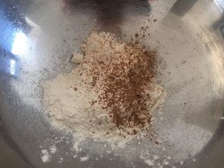 2、中式点心：千层酥,面粉、盐、五香粉放入一个料理盆，搅拌均匀；