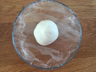 6、中式点心：千层酥,面团揉成团后，放温暖处发酵；