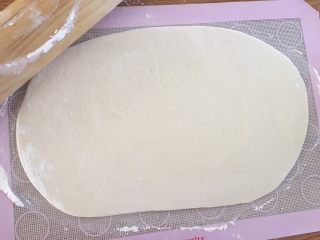 9、中式点心：千层酥,用擀面杖擀成长方形；