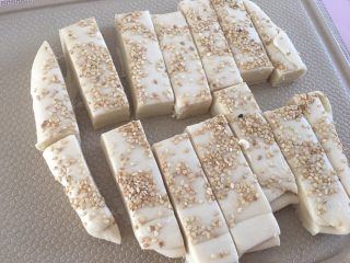 16、中式点心：千层酥,先从中间一分为二，再切成均等的长条就可以；