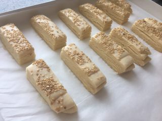 18、中式点心：千层酥,发酵好的状态；入烤箱之前饼胚表面喷点水，防止太干；