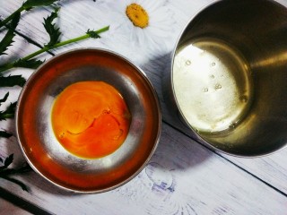 3、四寸戚分蛋糕,蛋白蛋清分离（蛋白中一点蛋黄都不能有）