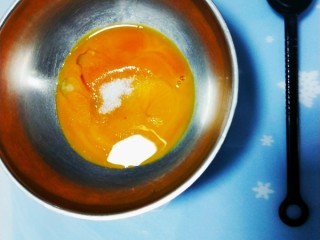 4、四寸戚分蛋糕,蛋黄中加入少量白糖