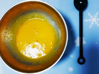 5、四寸戚分蛋糕,手动打蛋器搅拌