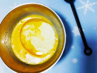 6、四寸戚分蛋糕,加入植物油和牛奶