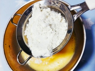 7、四寸戚分蛋糕,搅拌均匀后筛入低筋面粉