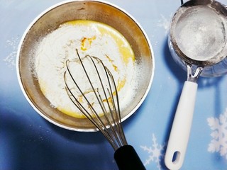 8、四寸戚分蛋糕,用手动打蛋器从中间沿着同一方向搅拌均匀