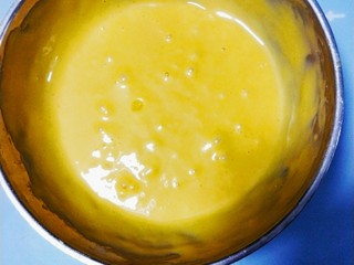 9、四寸戚分蛋糕,如图所示后，准备打发蛋清