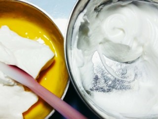 11、四寸戚分蛋糕,将打发的蛋白分两次放入蛋黄中，搅拌均匀（搅拌从中间劈开搅拌，不要太用力，防止消泡，少量蛋白疙瘩可用用刮刀切）