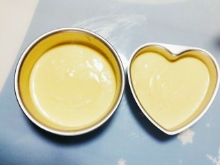 12、四寸戚分蛋糕,混匀后，从高空中倒入模具中，然后用力震荡几下（震出空气气泡）