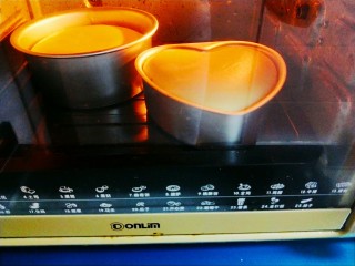 13、四寸戚分蛋糕,放入预热的烤箱中，上下层150度烤上50分钟