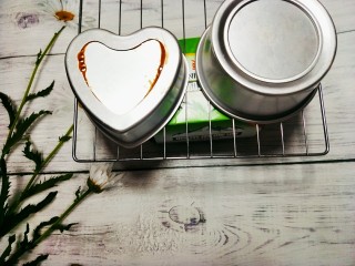 14、四寸戚分蛋糕,时间到后，从烤箱中拿出来，震荡几下。倒扣在架子上