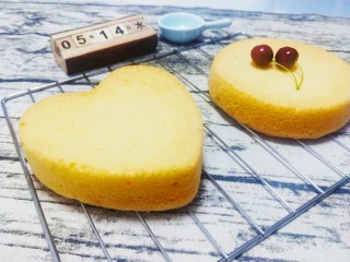 16、四寸戚分蛋糕,美丽的四寸蛋糕就成型啦（我这个量是按两个四寸蛋糕来的，做一个可以缩小比例哦）