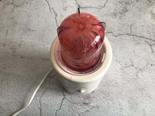 2、草莓溶豆,把草莓放入料理机中榨成泥