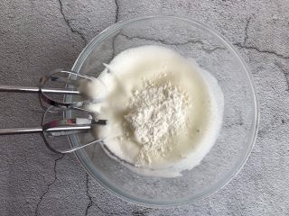 7、草莓溶豆,打至细腻在加10g的玉米淀粉