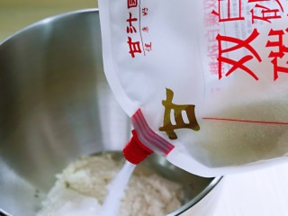 2、中式甜点～蜜豆桃花酥,将面粉，温水放入厨师机中，加入白砂糖。