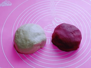 6、中式甜点～蜜豆桃花酥,油酥和油皮的面团做好了，包上保鲜膜备用。