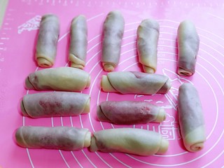 12、中式甜点～蜜豆桃花酥,依次做好所有的面团，盖上保鲜膜松弛15分钟。