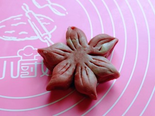 18、中式甜点～蜜豆桃花酥,每一瓣之间用手捏紧，收尾处稍微整尖。