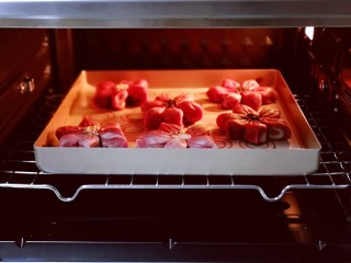 20、中式甜点～蜜豆桃花酥,烤箱提前预热后，烤盘入烤箱中层。