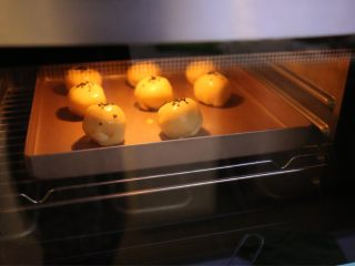 18、不一样的黄金月饼酥,烤箱180度，烤25到30分钟即可