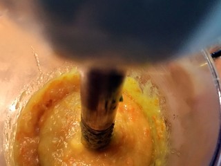 15、橙子果酱 化痰消食防感冒,用搅拌机打成泥，加入蜂蜜搅拌均匀。