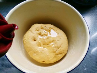 7、毛毛虫南瓜面包,分两到三次加入玉米油