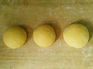 11、毛毛虫南瓜面包,取出面团，排气后分成三等份松弛一会儿