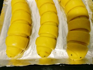 19、毛毛虫南瓜面包,用黑芝麻给毛毛虫装饰一下，更可爱哦