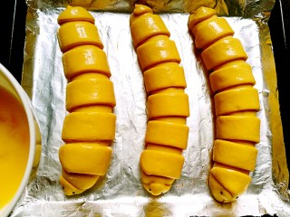 20、毛毛虫南瓜面包,在毛毛虫凸起的部分(宽条上)刷上蛋液，进行第二次发酵