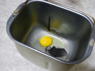 1、#甜食#花形椰蓉面包,面包桶加入鸡蛋