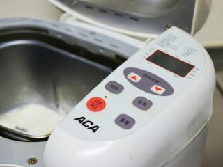 4、#甜食#花形椰蓉面包,启动面包机发面团功能(我家烤箱发面团功能是揉面发面两个程序在一起,功能结束大概2个小时,然后就可以可以制作面包了)